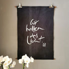 Wandteppich „Wir halten das Licht“, spiritueller Haussegen aus handgewebtem Vintage Bauernleinen, exklusive Wanddeko von Sign by Jwala® online kaufen