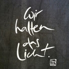 Exklusiver Haussegen „Wir halten das Licht“, handgefertigter Wandteppich mit edler Silberstickerei, limitierte spirituelle Wandkunst aus Tirol