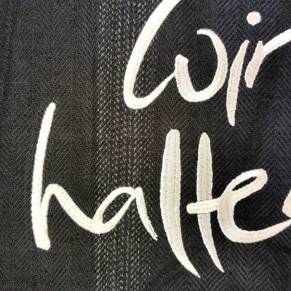 Premium Wandteppich „Wir halten das Licht“ in Anthrazit, handgemachter Haussegen mit positiver Energie, liebevoll in Tirol gefertigt