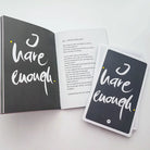 Spirituelle Impulskarten für Klarheit und Lebensfreude, „Fingerzeige“ Set mit 54 Karten, Buch und handgefertigter Tasche in Natur/Gestreift