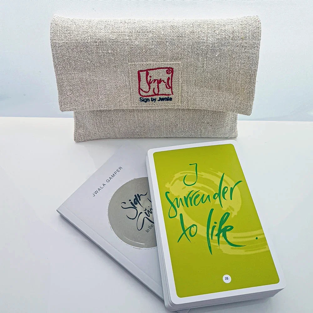 Exklusives Geschenkset für Herzensmenschen, SignKarten „Fingerzeige“ mit Buch, hochwertiger Tasche und stilvollem Nussständer für inspirierende Rituale