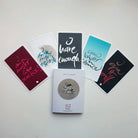 Premium Kartenset für Achtsamkeit, Herzweisheit und persönliche Entwicklung, „Fingerzeige“ Buch, handgemachte Tasche und Nuss Kartenständer