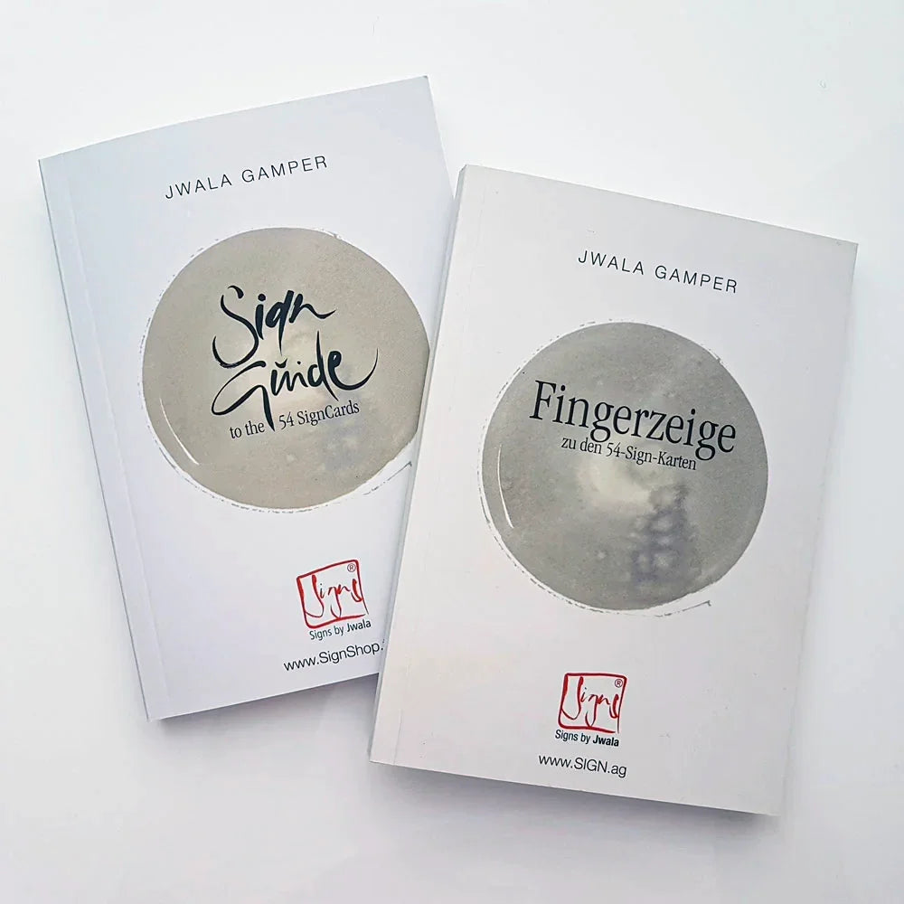 Inspirierendes Orakelkarten Set „Fingerzeige“ mit Buch von Jwala Gamper, naturfarbene gestreifte Tasche und edler Nuss Kartenständer, jetzt entdecken