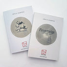 Inspirierendes Orakelkarten Set „Fingerzeige“ mit Buch von Jwala Gamper, naturfarbene gestreifte Tasche und edler Nuss Kartenständer, jetzt entdecken