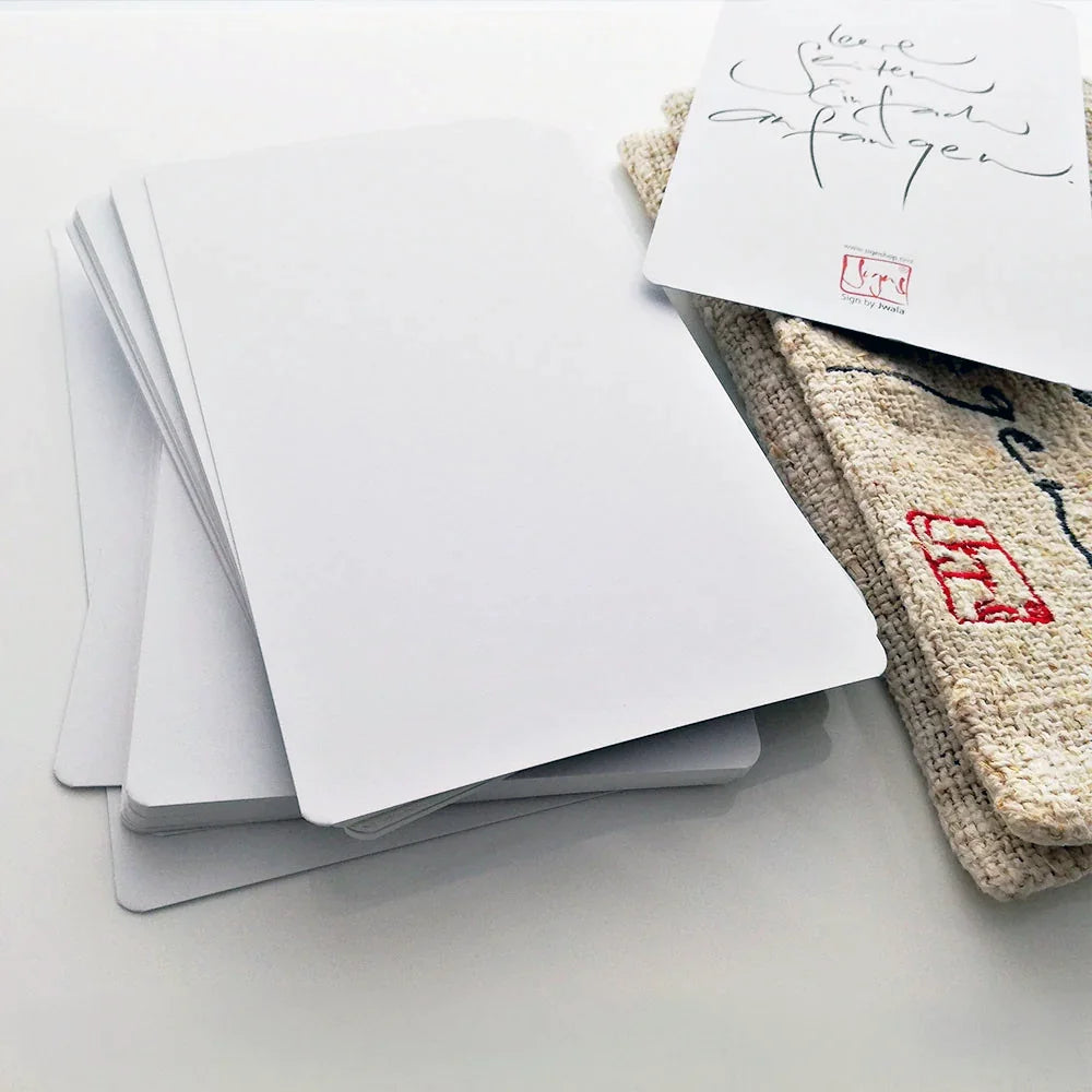 Premium Schreibkarten Set „Leere Seiten. Einfach anfangen.“, 50 Blanko Karten, bestickte Bauernleinen Tasche und stilvolle Aufbewahrung
