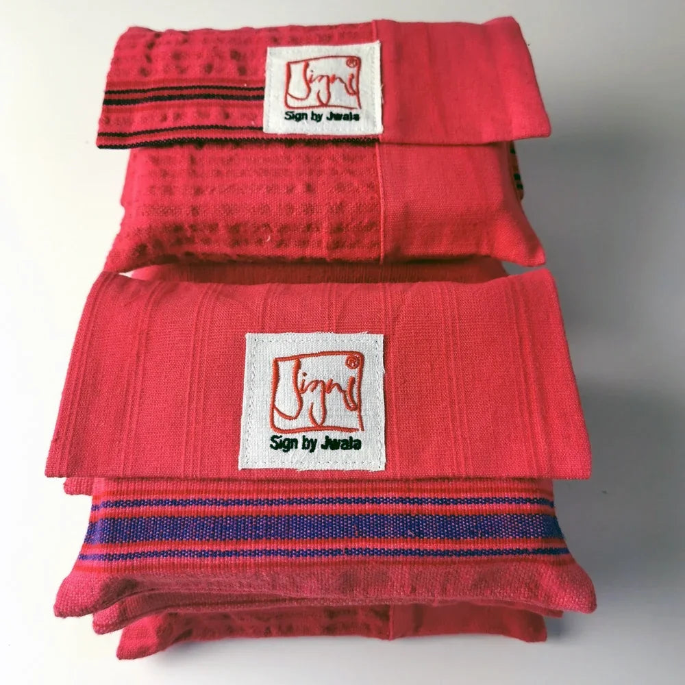 Inspirierende Achtsamkeitskarten mit Buch & Tasche online kaufen: Exklusives „Fingerzeige“ Impulskarten-Set Himbeere/Gestreift von SignShop Tirol. Jetzt hier limitierte Auflage sichern!