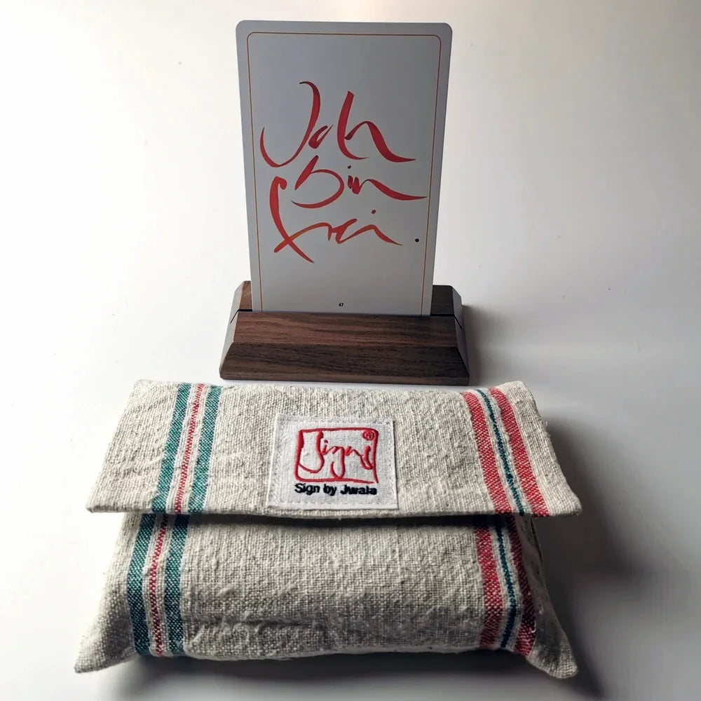 Exklusives SignKarten Set „Fingerzeige“ mit 54 spirituellen Impulskarten, Buch und handgefertigter Tasche in Natur gestreift, jetzt entdecken