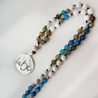 Handgefertigte Mala mit blauem Achat, Labradorit & Howlith – Herzensverbindung & Harmonie sofort bestellen
