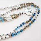 Mala-Kette Liebe – Blauer Achat, Labradorit & Howlith, handgeknüpft für innere Klarheit online sichern