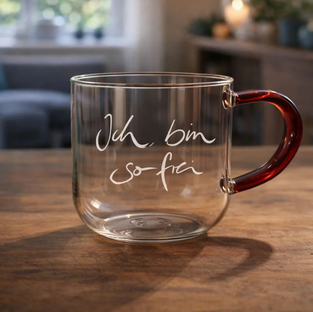 Teetasse mit dem spirituellen Spruch „Ich bin so frei“ aus dem SignShop Tirol – liebevoll gestaltet, inspiriert zu Achtsamkeit und kleinen Auszeiten im Alltag.