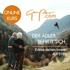 Werbebild für einen Online-Kurs von Gamper.com mit dem Titel „Der Adler befreit sich“. Es zeigt die Rückansicht eines älteren Paares, das sich in einer herbstlichen Berglandschaft umarmt und einem fliegenden Adler nachsieht.
