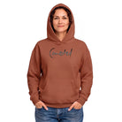 Vorderansicht einer Frau im terracottafarbenen Oversized-Hoodie mit dem feinen, dunklen Sign „Connected“ auf der Brust vor weißem Hintergrund.