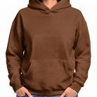 Schlichter, einfarbiger Kapuzenpullover in Heritage Brown ohne Sign mit Kängurutasche, ideal zum Bedrucken.