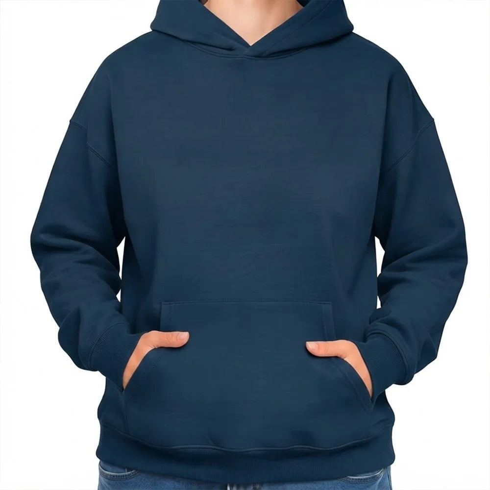 Schlichter Kapuzenpullover in zeitlosem Dunkelblau bzw. French Navy Blue ohne Sign mit den Händen in der Kängurutasche.