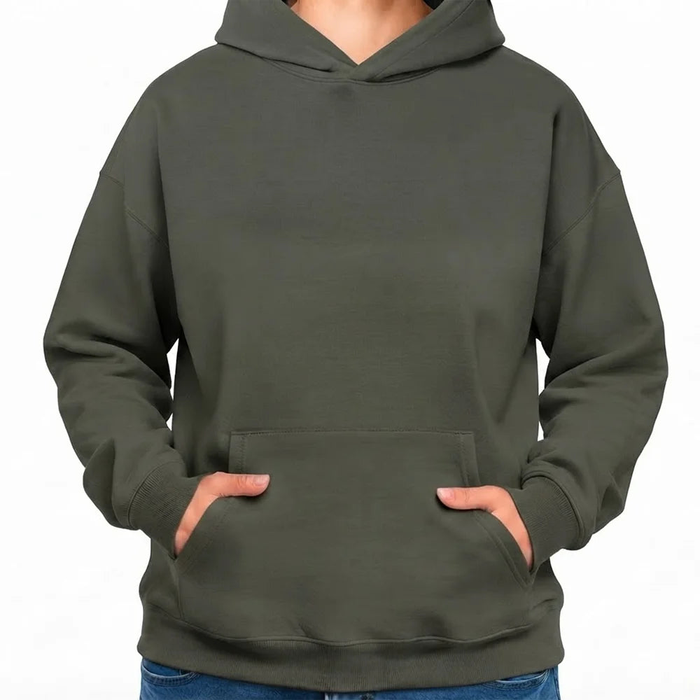 Gemütlicher, einfarbiger Kapuzenpullover in Khaki bzw. Olivgrün ohne Sign vom Signshop Tirol.