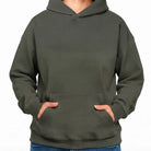 Gemütlicher, einfarbiger Kapuzenpullover in Khaki bzw. Olivgrün ohne Sign vom Signshop Tirol.