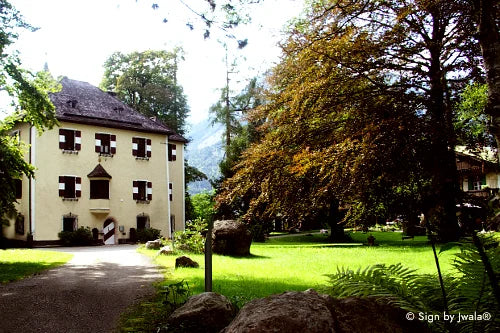 Claudiaschlössl umgeben von Wiese und Wald – ein Ort in Tirol voller Natur, Ruhe und Herzenswärme.