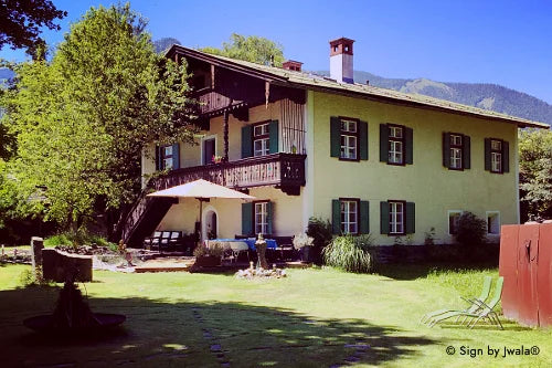 Ferienhaus Claudiaschlössl mit 4 Schlafzimmer für bis zu 8 Personen, umgeben von Wiese und Wald – ein Ort in Tirol voller Natur, Ruhe und Herzenswärme.