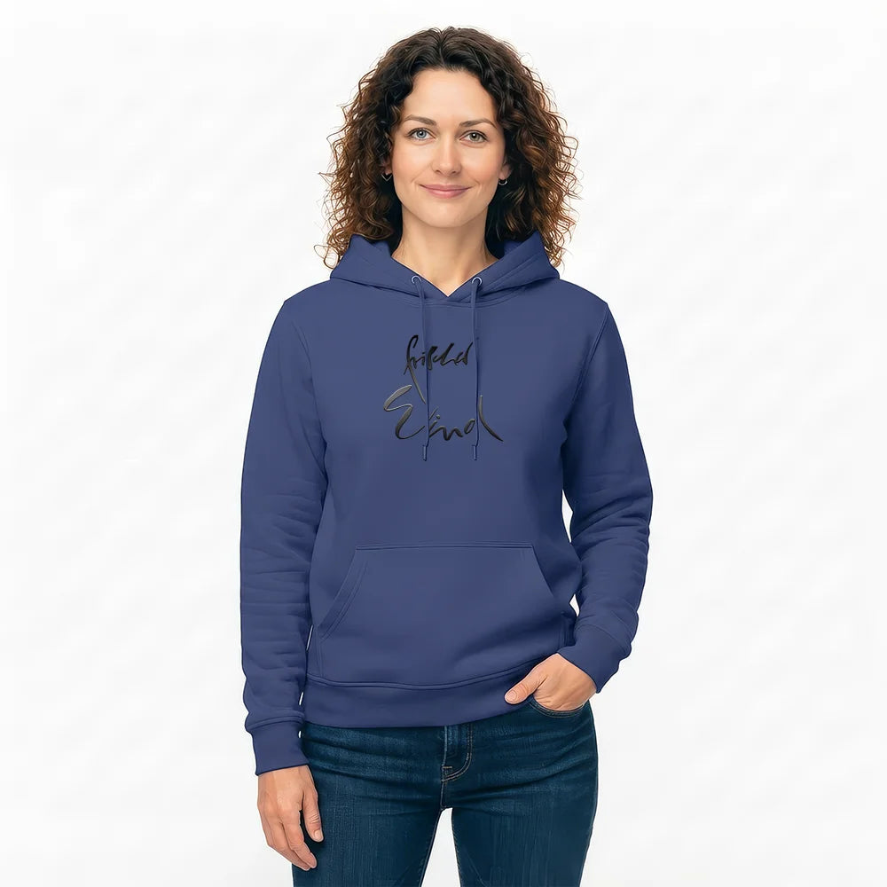 Vorderansicht einer Frau in einem blauen Damen-Kapuzenpullover mit modernem, dunklem Grafik-Sign vor weißem Hintergrund.