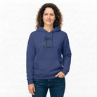 Vorderansicht einer Frau in einem blauen Damen-Kapuzenpullover mit modernem, dunklem Grafik-Sign vor weißem Hintergrund.