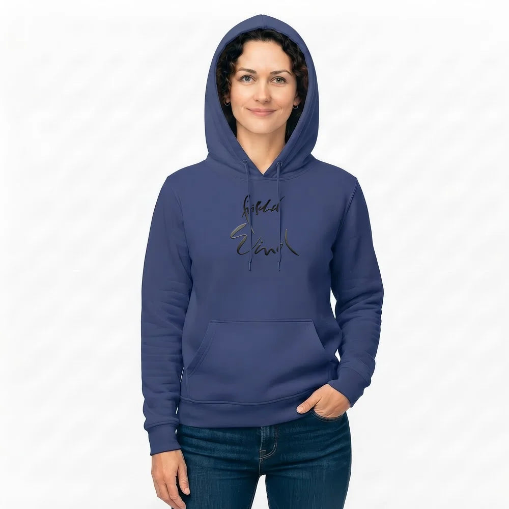 Frau mit aufgesetzter Kapuze trägt einen blauen Damen-Hoodie mit stylischem, dunklem Sign vom Signshop Tirol.