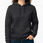 Klassischer Damen-Hoodie in Schwarz ohne Sign mit Kängurutasche.