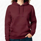 Schlichter Damen-Kapuzenpullover in Weinrot bzw. Burgundy ohne Sign vor weißem Hintergrund.
