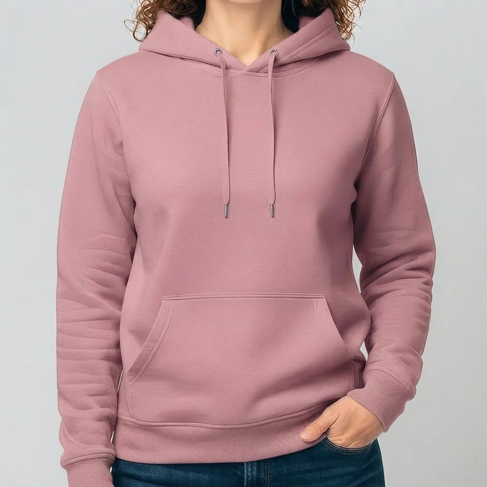 Einfarbiger Damen-Hoodie in Cotton Pink ohne Sign mit Kängurutasche vor weißem Hintergrund.