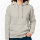 Produktfoto eines Damen-Hoodies in hellem Natural Raw mit Kordelzug und Kängurutasche.