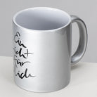 Silber glänzende Tasse aus Keramik mit dem vertikalen schwarzen Schriftzug Sign by Jwala® "Ein Licht für dich" in geschwungener Handschrift.