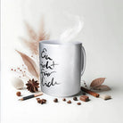 Silber glänzende Keramiktasse mit dem vertikalen schwarzen Schriftzug Sign by Jwala® „Ein Licht für dich“ in geschwungener Handschrift. Aus der Tasse steigt weißer Dampf auf. Sie steht auf einem weißen Untergrund, umgeben von herbstlichen Dekorationen wie Zimtstangen, Sternanis, Kaffeebohnen und getrockneten Gräsern.