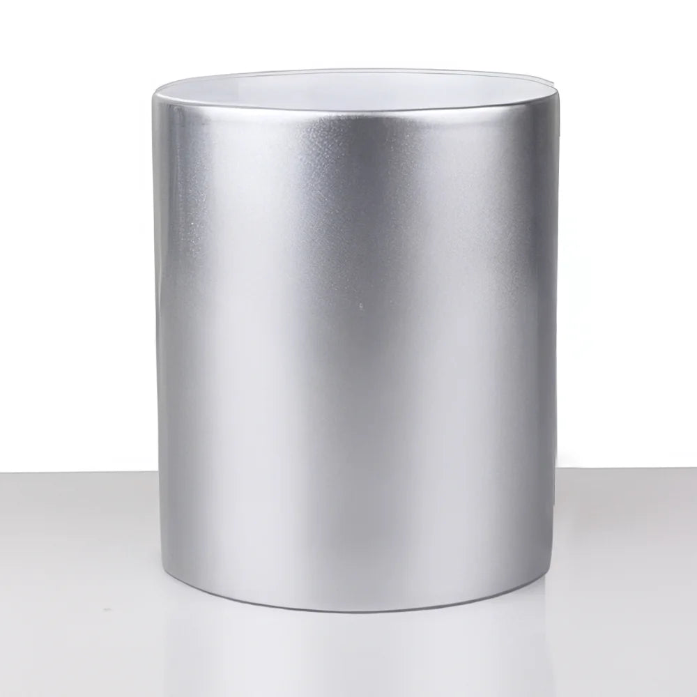 Rückseite einer unbedruckten, zylinderförmigen Keramiktasse in Silber-Metallic mit glänzender Oberfläche auf hellem Untergrund