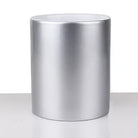 Rückseite einer unbedruckten, zylinderförmigen Keramiktasse in Silber-Metallic mit glänzender Oberfläche auf hellem Untergrund