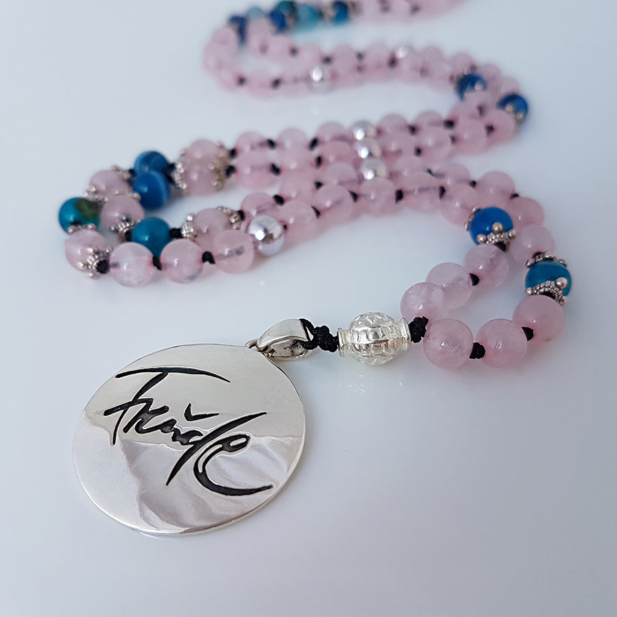 Einzigartige Mala aus Rosenquarz & blauem Achat – Spirituelle Perlenkette für mehr Lebensfreude kaufen