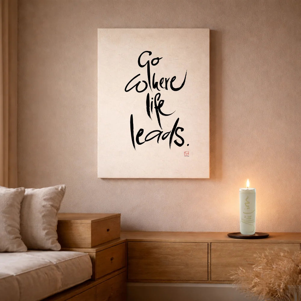 Luxus Leinwanddruck „Go where life leads.“ – Sign by Jwala®, exklusive Deko, liebevoll gefertigt, Einzelstück aus Tirol, Premium-Kunst für Motivation und Freiheit