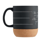 Große schwarze Keramiktasse mit Korkboden und weißem „Alles ist möglih. Alles ist gut“ SSign by Jwala, Seitenansicht mit Henkel links.
