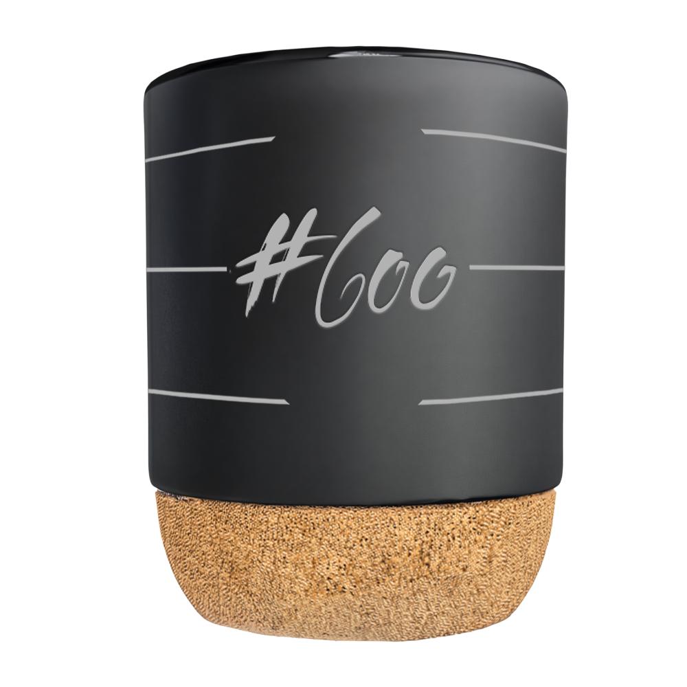 Schwarze Keramiktasse mit Korkboden ohne Henkel, bedruckt mit dem weißen Sign „#600“.