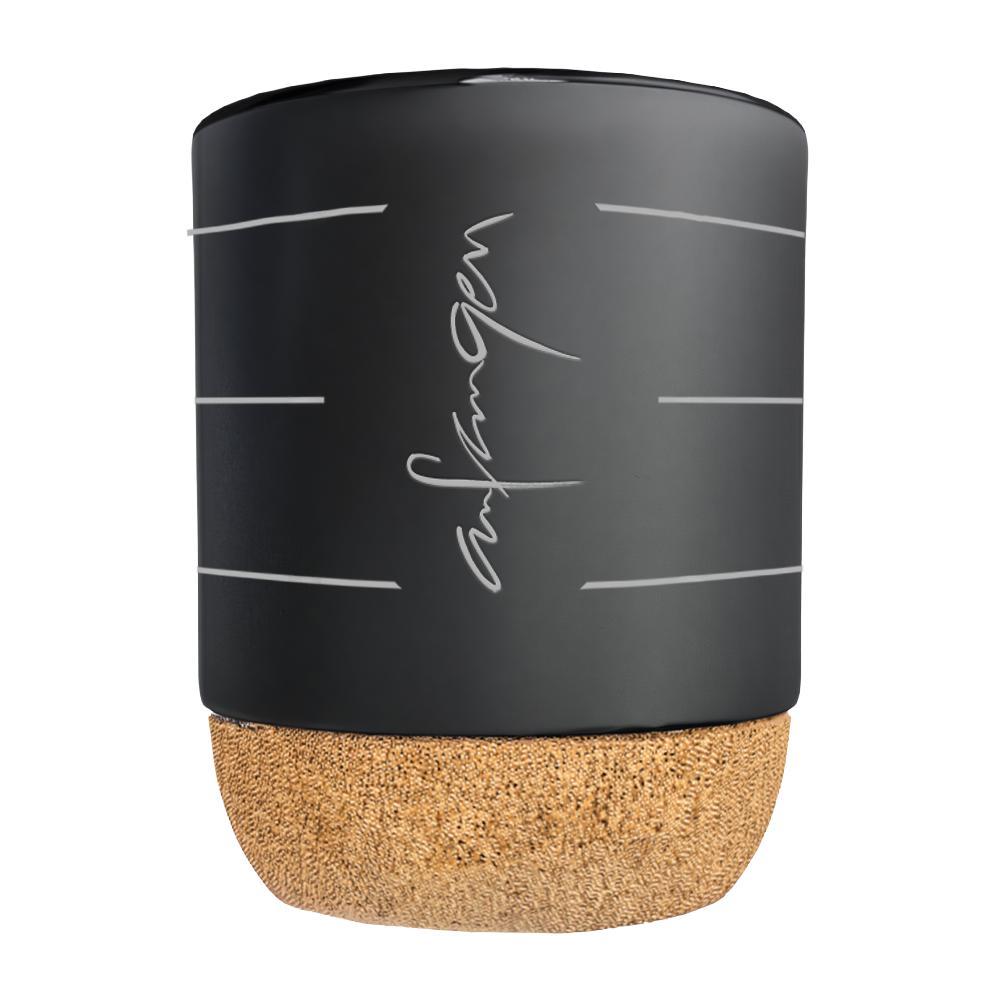 Große schwarze Tasse mit Naturkork-Boden und weißer kalligrafischer Aufschrift „anfangen“ von Jwala.