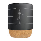 Große schwarze Tasse mit Naturkork-Boden und weißer kalligrafischer Aufschrift „anfangen“ von Jwala.