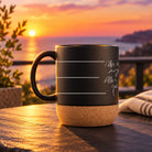 Die mattschwarze Jwala-Designertasse mit Korkfuß steht auf einem Holztisch im warmen Licht eines goldenen Sonnenuntergangs über dem Meer.