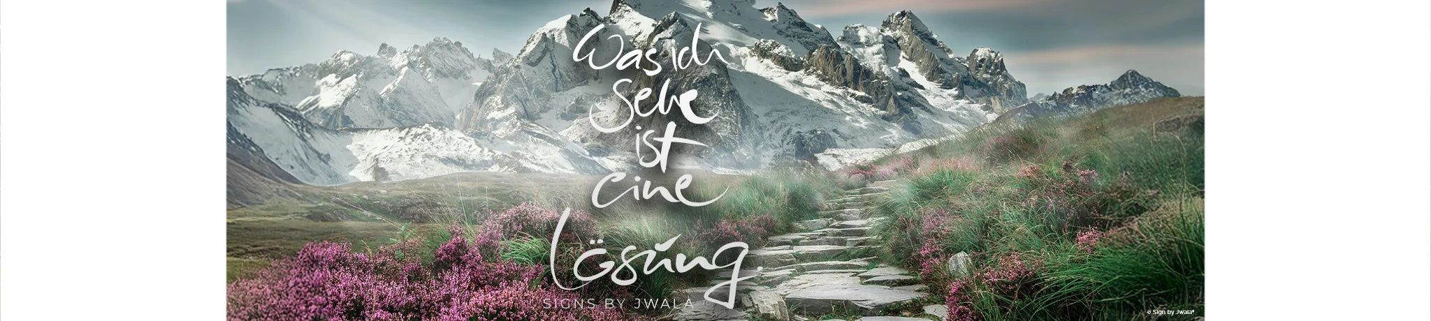 Das Bild zeigt eine grüne Wiese mit Bergen im Hintergrund und im Vordergrund die Botschaft „Was ich sehe ist eine Lösung.“ – ideal für Menschen, die Lebensmut und Zuversicht suchen.