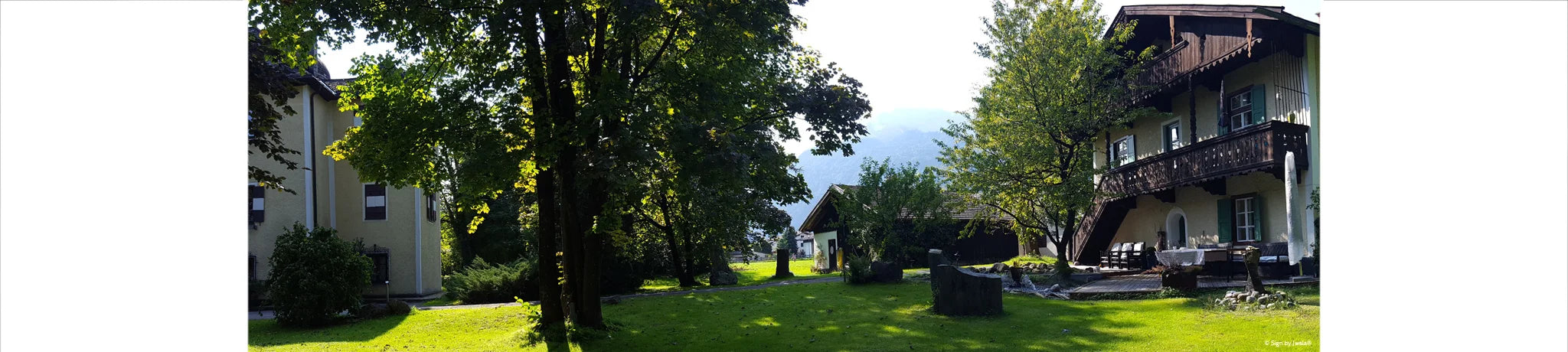 Ferienhaus Claudiaschlössl mit vier Schlafzimmern für bis zu acht Personen, eingebettet in Wiesen und Wälder – ein liebevoller Rückzugsort in Tirol, der Naturverbundenheit, Stille und Herzenswärme schenkt.