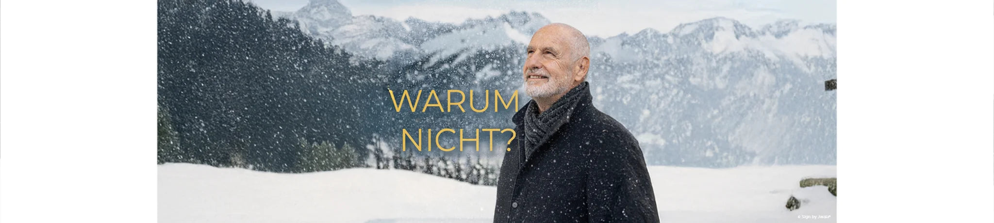 Karl Gamper blickt in einer verschneiten Winterlandschaft nach oben in den Himmel, begleitet von der Frage „Warum nicht?“ – dieses Bild findet man im SignShop Tirol.