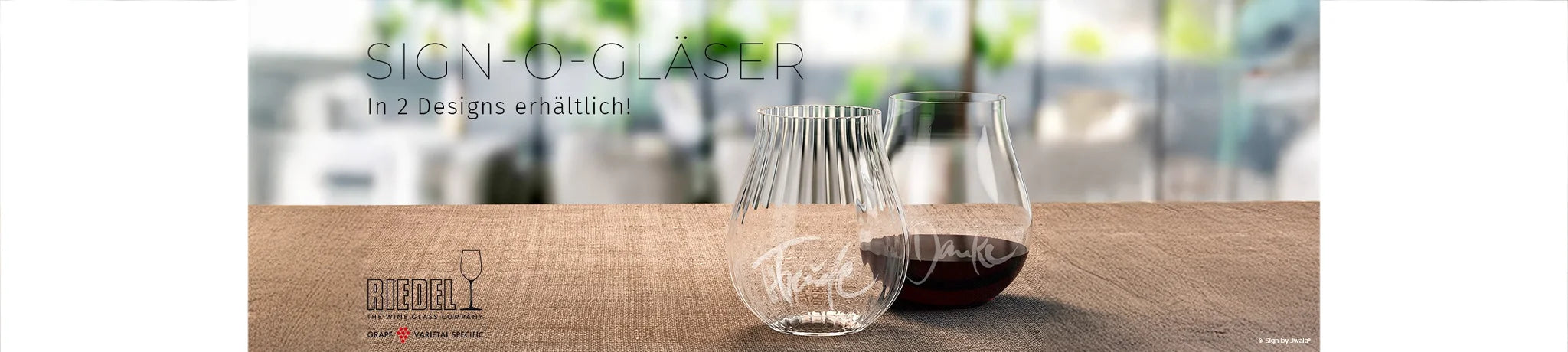 Zwei Riedl-Gläser mit inspirierenden Wörtern für positives Denken, veredelt und gestaltet aus dem Onlineshop SignShop Tirol.