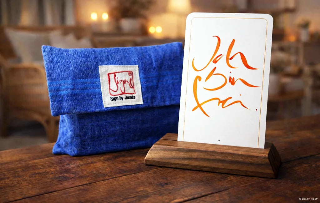 Inspirationskarten von Signs by Jwala® im hochwertigen Bauernleinen-Beutel. Im Vordergrund liegt das Buch „Fingerzeige“, dahinter steht ein Holzständer mit einer aufgestellten Orakelkarte. Die Szene vermittelt liebevolle Handarbeit, Natürlichkeit und eine einladende Atmosphäre voller Inspiration.