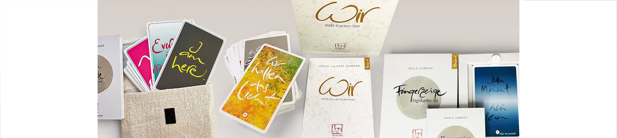 Inspirationskarten im Bauernleinen-Beutel, vorne das Buch „Fingerzeige“ und das WIR-Orakel Karten Set aus dem SignShop Tirol 