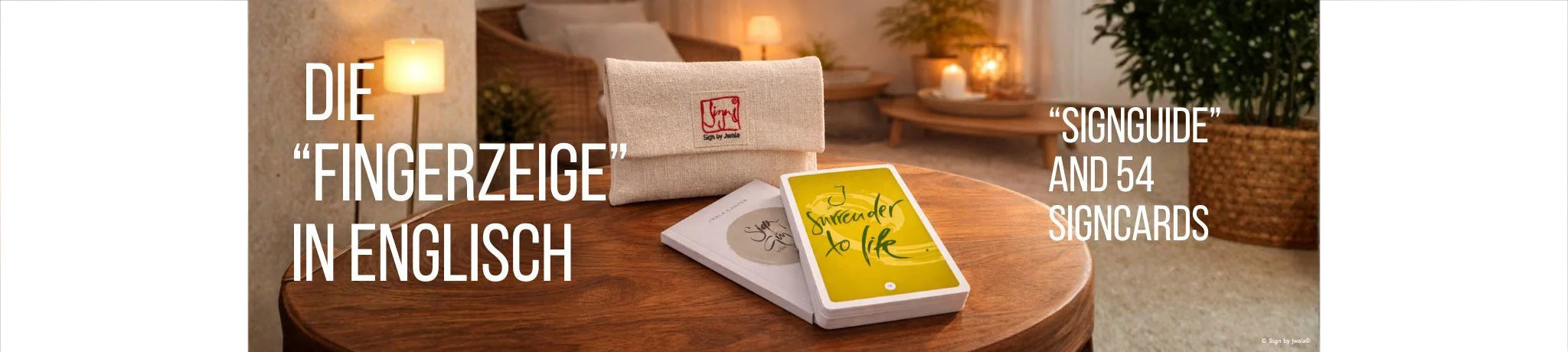 Englische „Fingerzeige“-Karten mit Jwala Gamper Buch und Bauernleinentasche auf einem Tisch – inspirierendes Kartenset, spirituelle Wegweiser, handgenähte Leinentasche, besondere Geschenkidee, einzigartige spirituelle Accessoires aus dem SignShop Tirol.