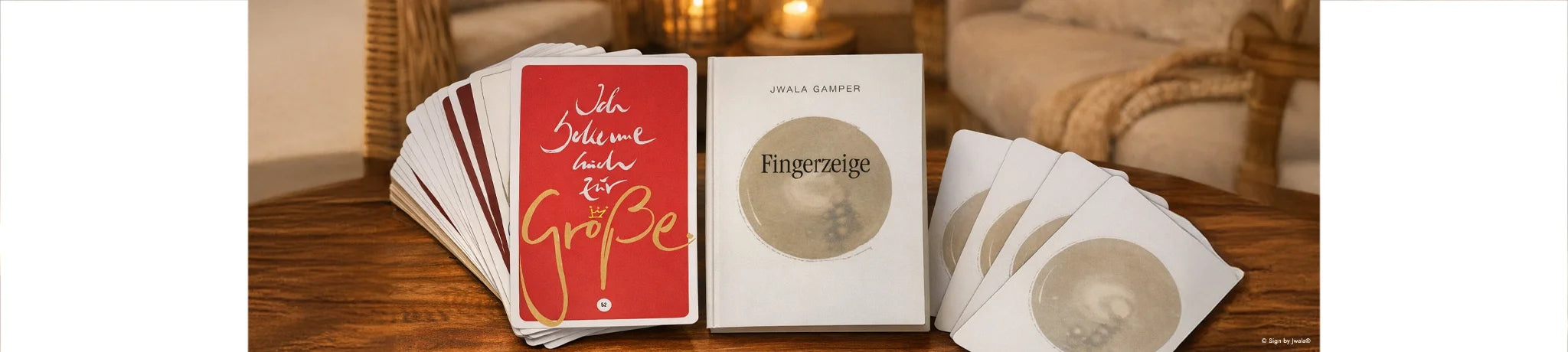 Fingerzeige Karten und das Fingerzeige Buch von Jwala Gamper auf einem Tisch ausgelegt – liebevoll gestaltete Inspirationen, die zu mehr Bewusstheit, innerer Klarheit und Herzensfreude im Alltag einladen.