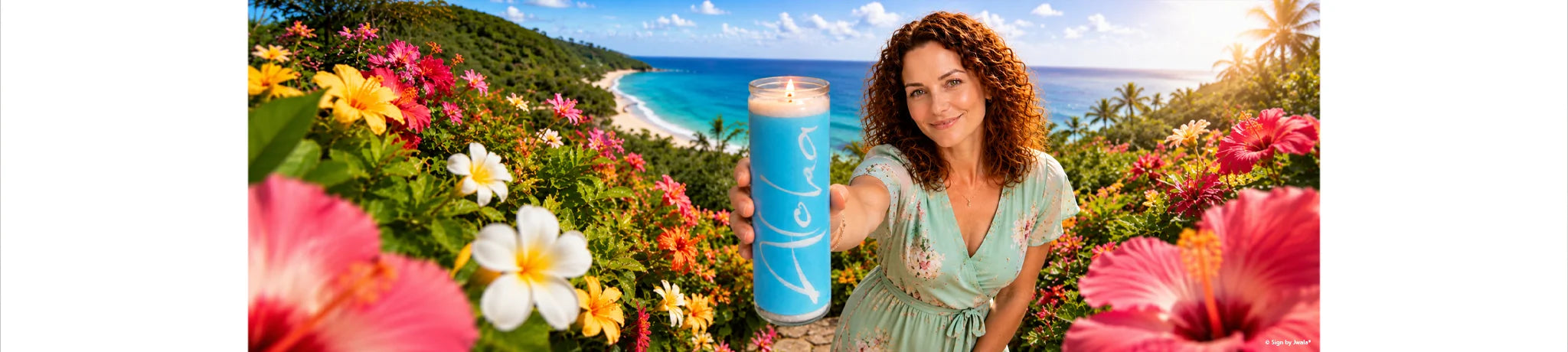Eine Frau präsentiert die hellblaue SignKerze „Aloha“ im Glas von SignShop.tirol vor einer tropischen Strandkulisse und bunten Hibiskusblüten.