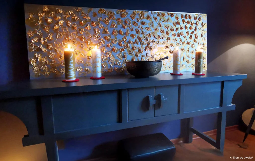 Verschiedene Kerzen mit Botschaft aus dem Onlineshop SignShop Tirol mit langer Brenndauer von über 100 Stunden, liebevoll arrangiert auf einer Theke.